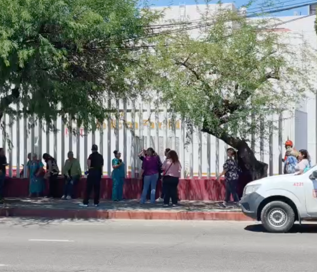 Evacúan a 86 Personas tras Reporte de Humo en ISSSTE
